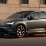 Volvo EX60 tenta resolver os dois gargalos dos elétricos: autonomia e recarga